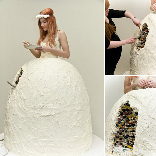 Trong suốt tiệc cưới chắc chắn cô dâu sẽ là người dễ bị đói bụng nhất, chiếc váy cưới này chính là giải pháp.
