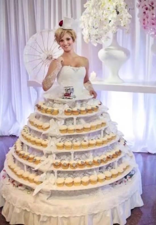 Chắc chắn khách mời rất yêu thích chiếc váy cưới làm từ bánh cupcake này.