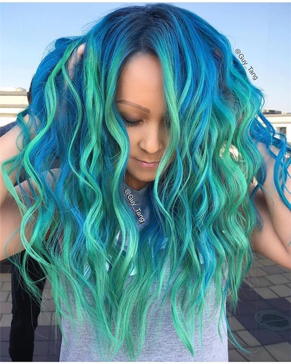 2. Xanh ngọc bích và xanh biển quả là sự kết hợp rất hoàn hảo cho phong cách tóc nàng tiên cá.