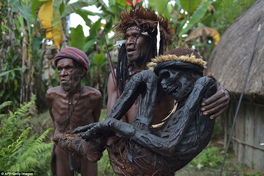 Ngoài tộc trưởng, những thành viên khác trong bộ lạc không hề biết cách để ướp xác bằng khói.