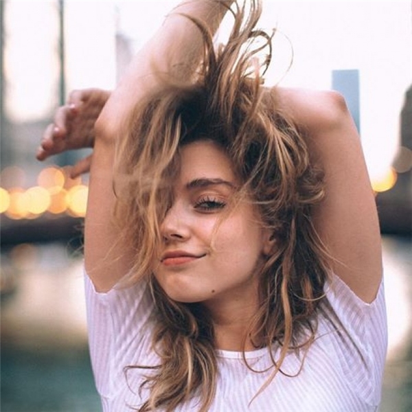 Vẻ đẹp “chết người” của cô gái tóc rối quyến rũ nhất Instagram