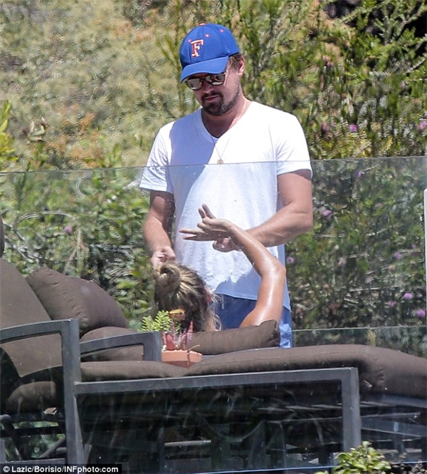 Leonardo DiCaprio hiện đang nghỉ mát ở Malibu cùng bạn gái Nina Agdal.