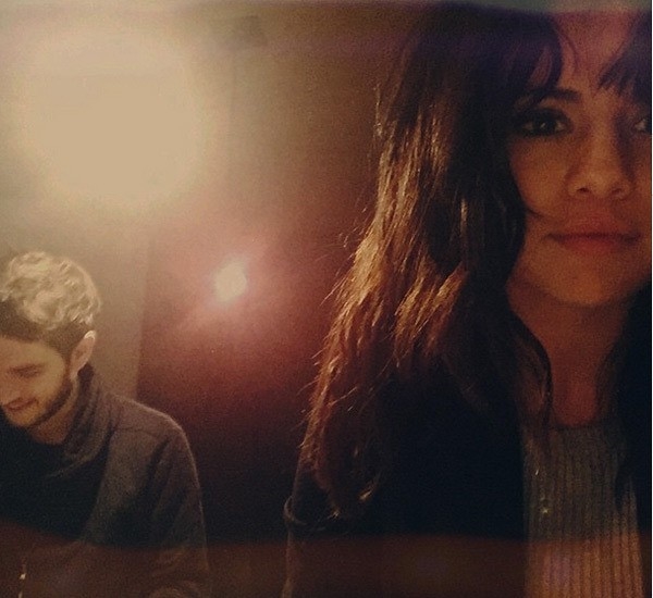 Selena đăng bức ảnh chụp cùng Zedd kèm câu chú thích: "Đang nhớ Los Angeles và anh chàng này".
