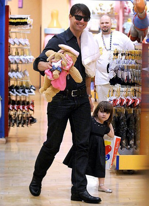 Tom dắt Suri đi mua sắm khi cô bé mới 2 tuổi.