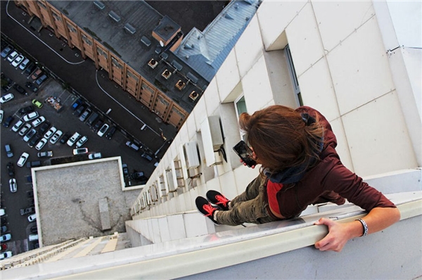 Những pha chụp ảnh thách thức tử thần từ nhà cao tầng của cô gái người Nga
