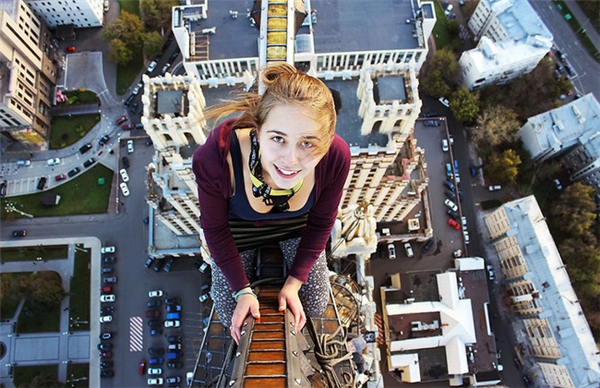 Những pha chụp ảnh thách thức tử thần từ nhà cao tầng của cô gái người Nga