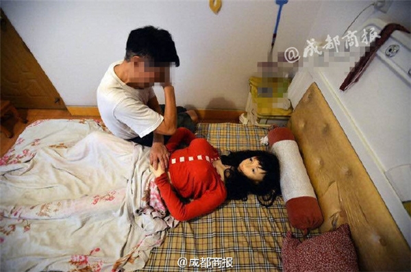 Ông Trương đã gửi gắm nỗi nhớ thương người vợ quá cố vào cô búp bê này.