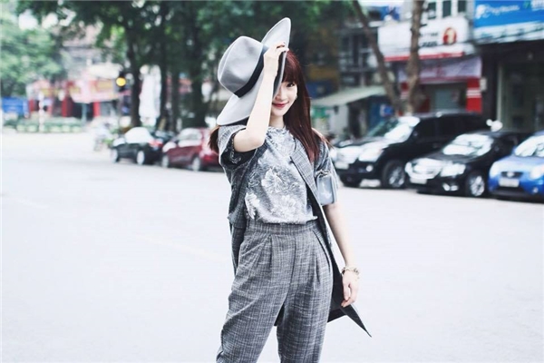 Cô hiện là bà chủ nhỏ của cửa hàng thời trang tại Hà Nội. (Ảnh: Internet)