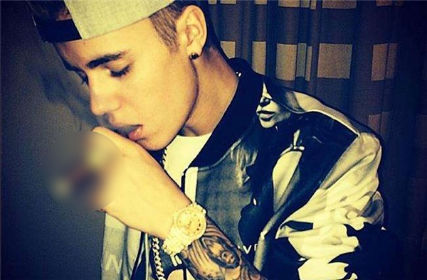 Justin Bieber và bố anh đã hút rất nhiều chất gây nghiện trong phòng máy bay riêng của họ khi bay từ Canada tới New Jersey và khi máy bay hạ cánh, cảnh sát đã buộc phải đeo mặt nạ oxy để vào máy bay lấy mẫu kiểm tra chất cấm.