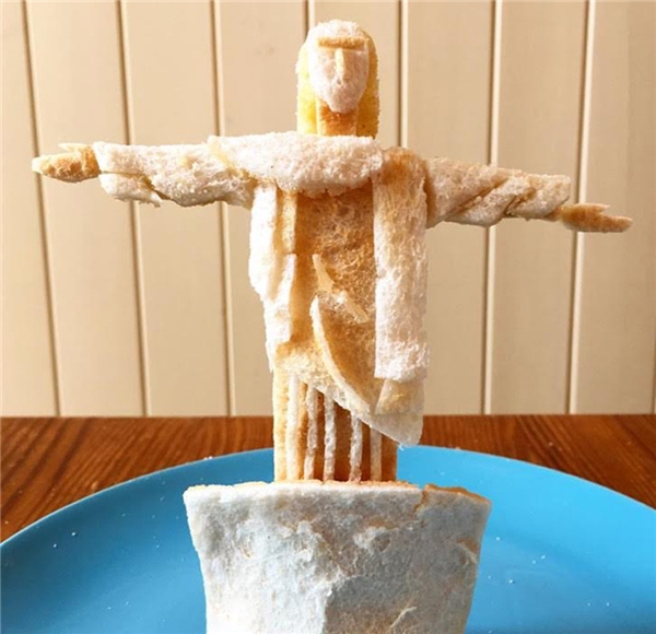 Adam tạo hình bánh mì thành tượng chúa. (Ảnh: Internet)
