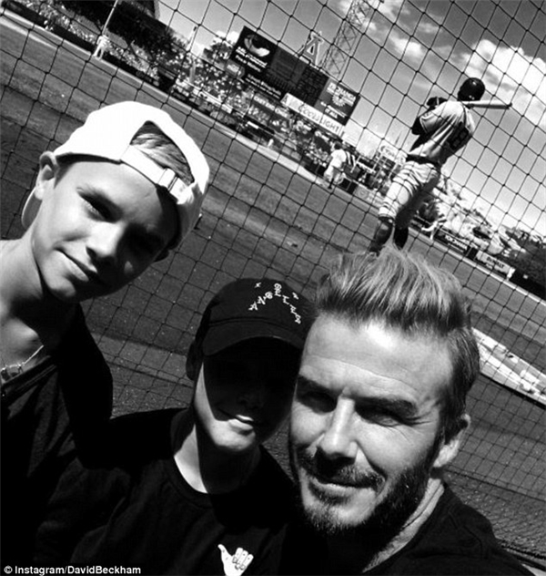 Còn trên Instagram của bố David thì khoe ảnh anh chụp cùng Romeo và Cruz trong một lần đi xem bóng chày.