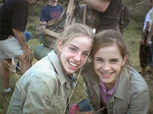 Emma Watson (phải) cùng diễn viên đóng thế, Harry Potter and the Deathly Hallows