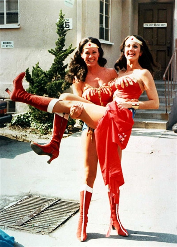 Lynda Carter (phải) & Jeannie Epper, Wonder Woman