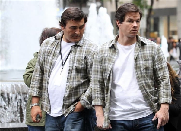 Mark Wahlberg (phải) cùng diễn viên đóng thế, Ted 2