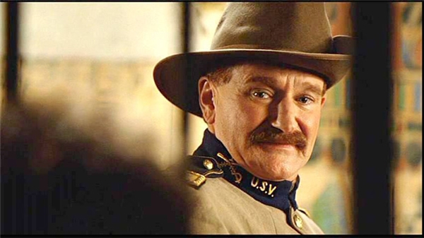 Robin Williams trong phim Good Will Hunting (ảnh trên) và Night at the Museum (ảnh dưới)