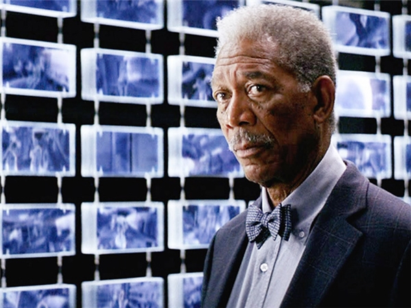 Morgan Freeman trong phim Deep Impact (ảnh trên) và The Dark Knight (ảnh dưới)