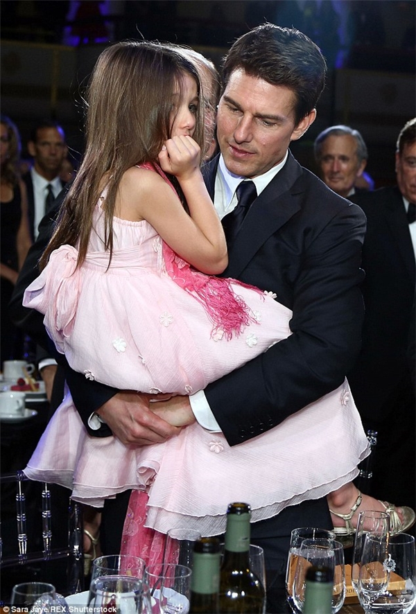 Cuộc sống trái ngược của con gái Beckham và Tom Cruise