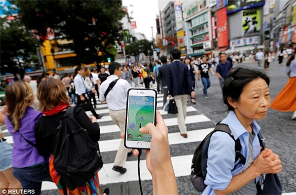 Pokemon GO đã tạo nên một lượng lớn các đám đông lơ là, thiếu ý thức, chỉ biết mải mê cắm mặt vào điện thoại dù là đang đi trên đường phố đông đúc, tấp nập.