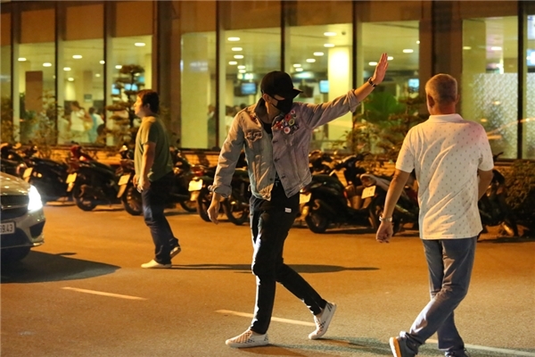 Cách đó vài giờ, sự xuất hiện của Bi Rain làm cho không khí tại cổng V.I.P sân bay Tân Sơn Nhất trở nên hỗn loạn. Trưa mai (28/8), nam ca sĩ sẽ có buổi gặp gỡ truyền thông, báo chí vào lúc 11g.