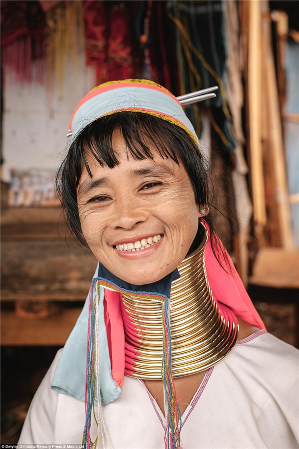 Họ nổi tiếng với truyền thống đeo vòng đồng kéo dài cổ.