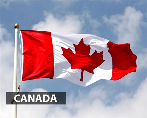 Quốc kỳ Canada hay còn được gọi là Lá phong gồm 2 màu trắng đỏ chủ đạo và một chiếc lá phong đỏ cách điệu với 11 đầu nhọn. Màu đỏ biểu tượng nước Anh và màu trắng biểu tượng hoàng gia Pháp. Giữa lá cờ chiếc lá phong, được sử dụng như biểu tượng của Canada từ năm 1700.