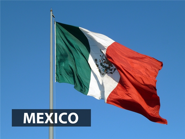 Màu đỏ quốc kỳ Mexico đại diện cho màu của quân đội giải phóng quốc gia và ở giữa là quốc huy Mexico, dựa trên biểu tượng kinh đô Tenochtitlan của nền văn minh Aztec.