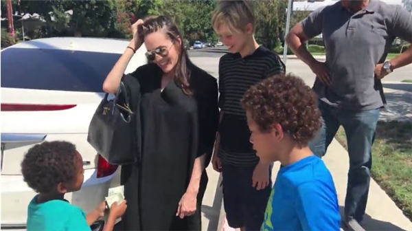 Hành động tuyệt vời của Angelina Jolie với những đứa trẻ bán đồ trên phố