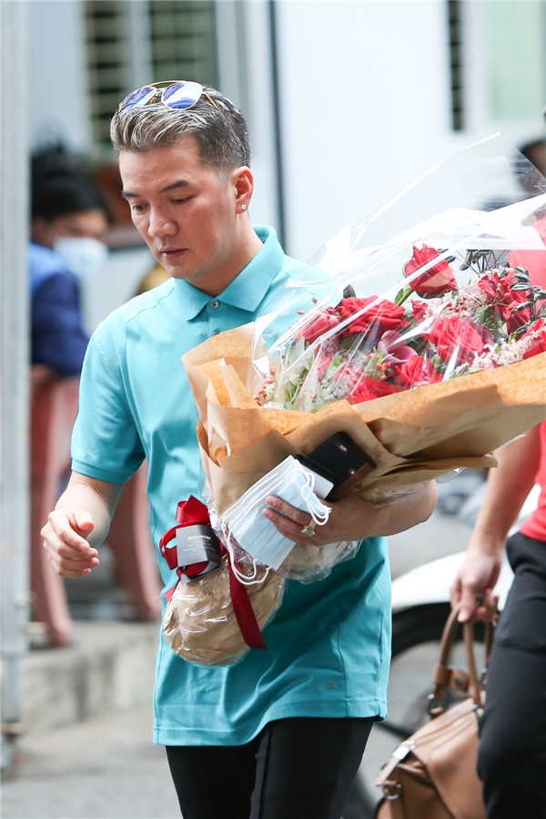 Nam ca sĩ chuẩn bị một bó hoa để tặng đàn anh Minh Thuận - Tin sao Viet - Tin tuc sao Viet - Scandal sao Viet - Tin tuc cua Sao - Tin cua Sao