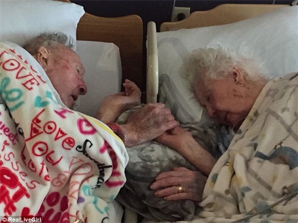 Hình ảnh cụ ông trăm tuổi nắm chặt bàn tay vợ trên giường bệnh trước khi bà ra đi đã khiến nhiều người không khỏi xúc động. Ảnh: RealLiveGirl.