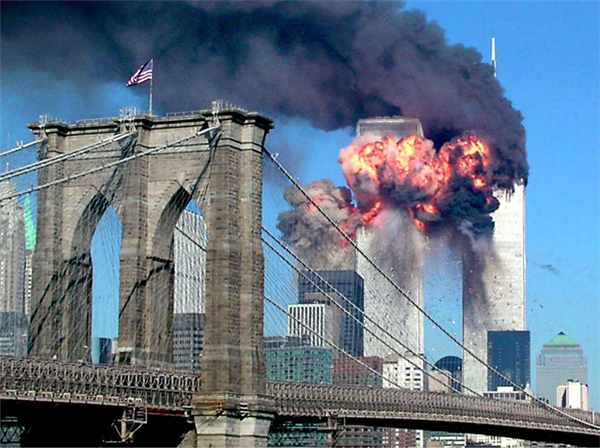 Tòa tháp thứ hai của Trung tâm Thương mại Thế giới bùng cháy dữ dội ngay sau khi bị một máy bay không tặc đâm vào.