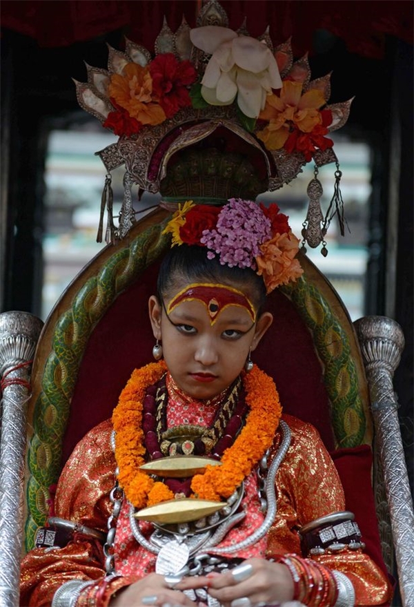 Kumari là thánh nữ đồng trinh của Nepal và được những tín đồ Phật giáo và Hindu giáo ở quốc gia này tôn thờ như một vị thánh sống. 