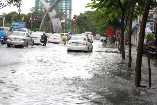 Mưa lớn gây ngập nặng khu vực sân bay Tân Sơn Nhất