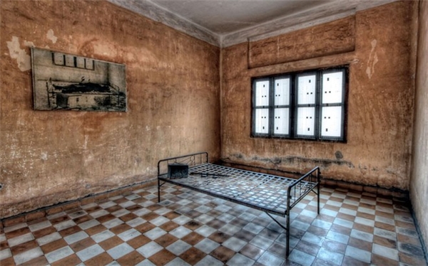 Bảo tàng diệt chủng Tuol Sleng, Campuchia từng là trường học trước khi trở thành trại tập trung của chế độ diệt chủng Khmer Đỏ. Tại đây, có đến 20.000 người đã bị bắt, hành hình và giết hại một cách dã man.