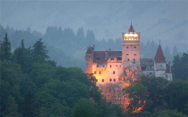 Lâu đài Bran ở Romania hay còn được nhắc đến với tên gọi Dracula. Nhiều câu chuyện li kì đều xuất phát từ đây và hiện lâu đài này đã trở thành điểm tham quan lí thú cho du khách.