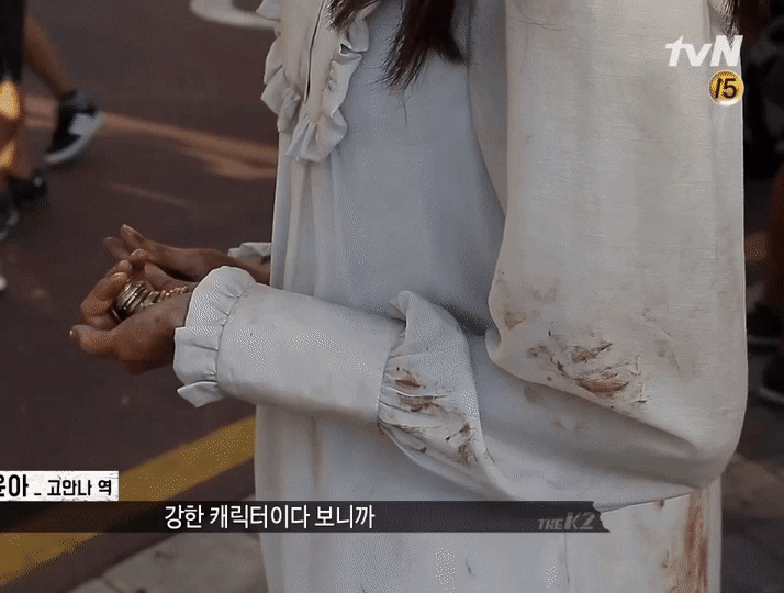 Đây có lẽ cũng chính là lí do mở đầu phim, Go Ahn Na đã chạy “bán sống bán chết” để thoát khỏi nơi mình bị giam lỏng. Ánh mắt thất thần cùng trang phục rách tươm của cô khiến người xem xót xa.