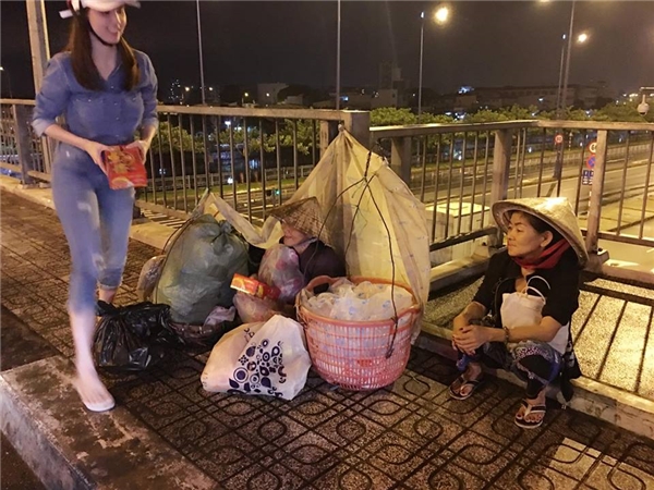 Ngọc Trinh đội mưa, mang dép lê đi phát quà cho người vô gia cư - Tin sao Viet - Tin tuc sao Viet - Scandal sao Viet - Tin tuc cua Sao - Tin cua Sao