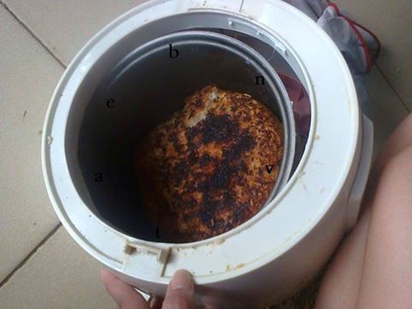 Để nấu món cơm cháy đen xì đến tận mặt trên như thế này cũng khó lắm chứ không phải dạng vừa đâu.