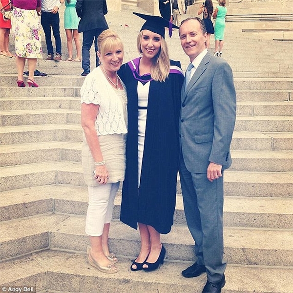 Bức ảnh chụp cô gái rạng rỡ bên cạnh bố mẹ của mình trong lễ tốt nghiệp.