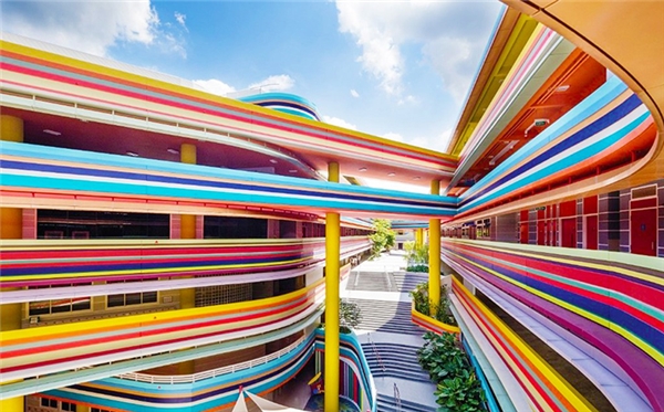 Trường Tiểu học Nanyang ở Singapore có vẻ ngoài rực rỡ, bắt mắt chứng minh rằng màu sắc là yếu tố then chốt. Những màu tươi sáng có khả năng kích thích sự hoạt động của não bộ song các nhà thiết kế cần thận trọng vì màu quá sặc sỡ có thể khiến trẻ sao nhãng việc học và hiếu động thái quá.