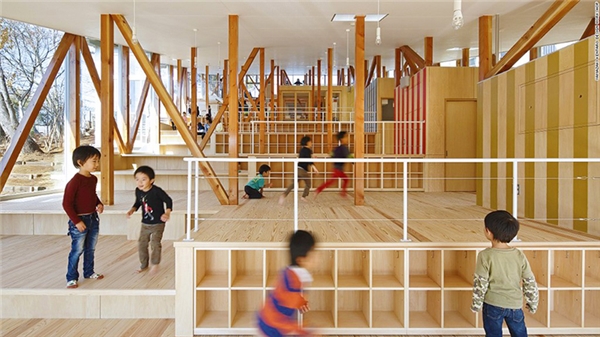 Trường mầm non Hakusui ở Nhật Bản bố trí các khu vực trong trường dựa theo nhu cầu thực tế của học sinh. Môi trường học tập, vui chơi đa dạng sẽ giúp học sinh thích đến trường và tích cực phát huy khả năng sáng tạo cũng như tính kiên trì.