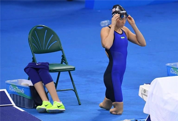Jessica Long, vận động viên người Mỹ đang chuẩn bị trước lượt thi đấu bơi ếch 100m tại Paralympic lần thứ 15 được tổ chức tại Rio de Janeiro. (Ảnh: Iliya Pitalev/Sputnik)