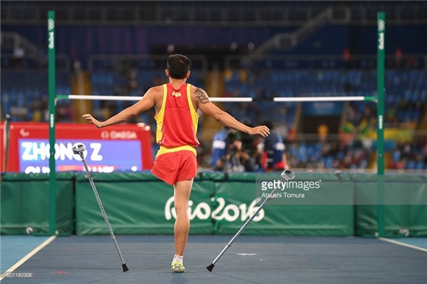 Zhiqiang Zhong đến từ Trung Quốc đang hoàn thành phần thi nhảy cao nam của mình tại sân vận động Rio de Janeiro, Brazil ở Paralympic 2016. (Ảnh: Atsushi Tomura)