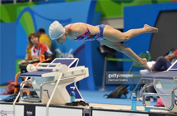 VĐV Thổ Nhĩ Kỳ Sevilay Ozturk nhảy vào hồ bơi trong một buổi tập bơi trước thềm Paralympic 2016 tại Rio de Janeiro, Brazil. (Ảnh: Diarmuid Greene)
