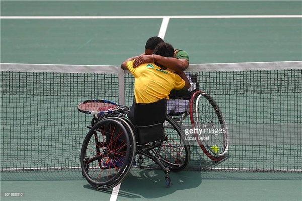VĐV Lucas Sithole người Nam Phi và Ymanitu Silva người Brazil ôm nhau chúc mừng sau khi cả hai hoàn thành nội dung đấu quần vợt xe lăn vào ngày thứ 3 của Paralympic tổ chức tại Brazil. (Ảnh: Lucas Uebel)