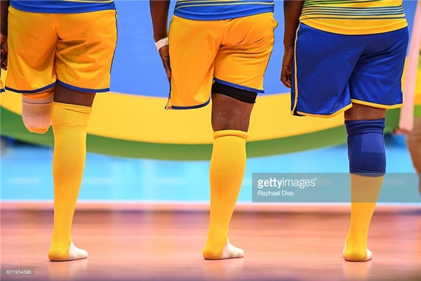 Đội bóng chuyền người Rwanda đang xếp hàng chuẩn bị trước trận tranh tài với đội bóng Trung Quốc.