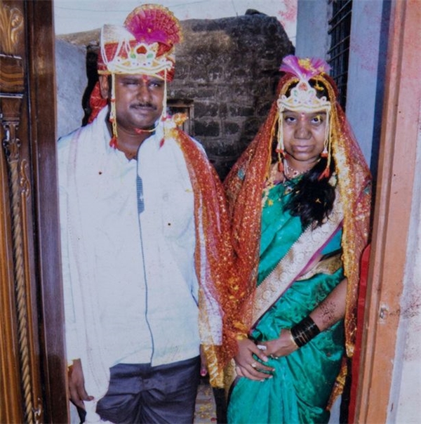 Manisha cùng chồng kết hôn vào năm ngoái.