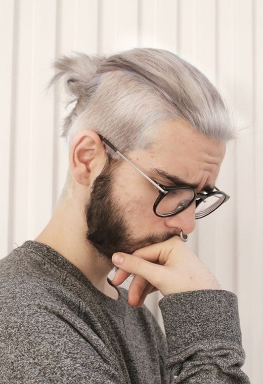 Kết hợp với màu tóc xám bạc, Top Knot sẽ tạo cho bạn vẻ ngoài cực thời thượng.