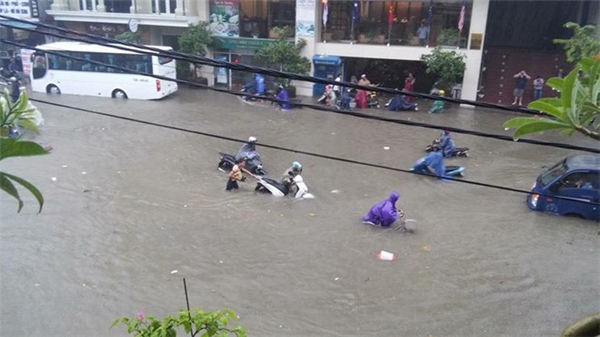 Huế ngập nặng sau mưa, người dân gần như phải bơi trong biển nước