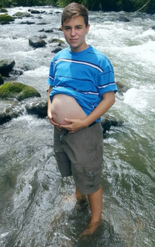 Anh Fernando Machado, 22 tuổi, một người chuyển giới ở Venezuela thông báo đã mang thai đứa con đầu lòng với vợ, chị Diane Rodriguez, 33 tuổi khiến truyền thông thế giới rúng động