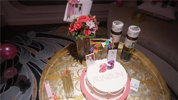 Ghen tị với buổi “sinh nhật công chúa” mà Phở Đặc Biệt tặng Sun Ht